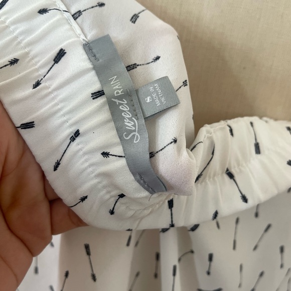 Sweet Rain White and Black Arrow Print Off-The-Shoulder Top - Picture 4 of 11